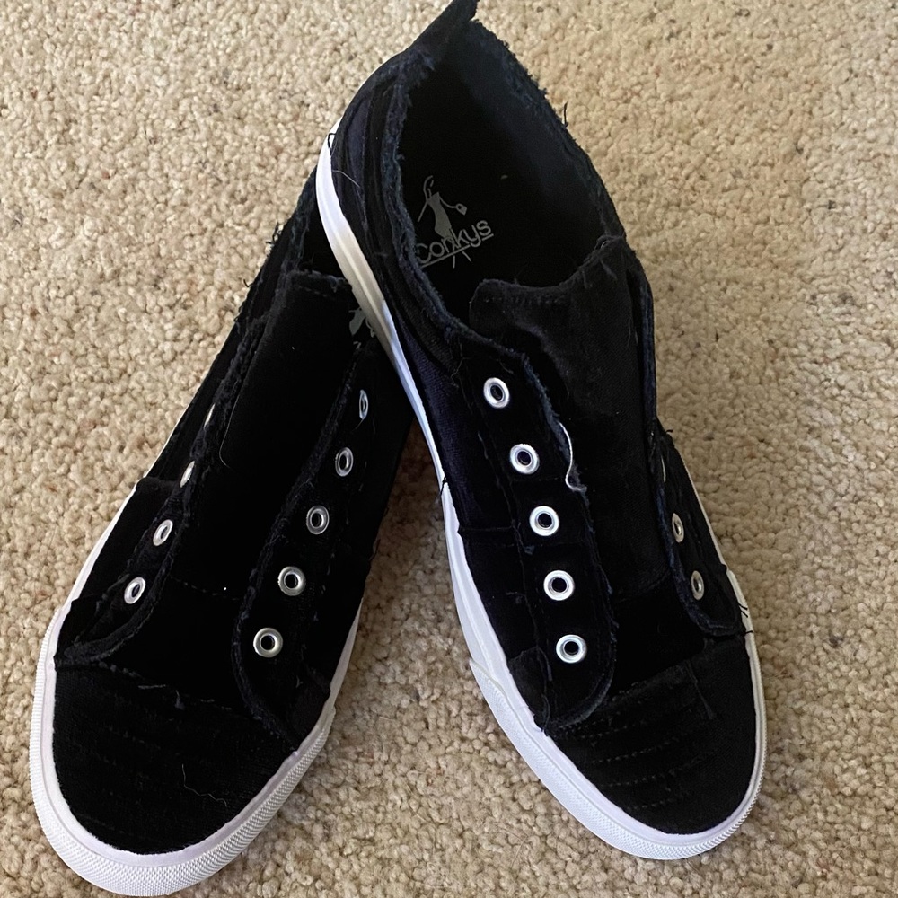 Corky’s Black Velvet size 10 NWT.
